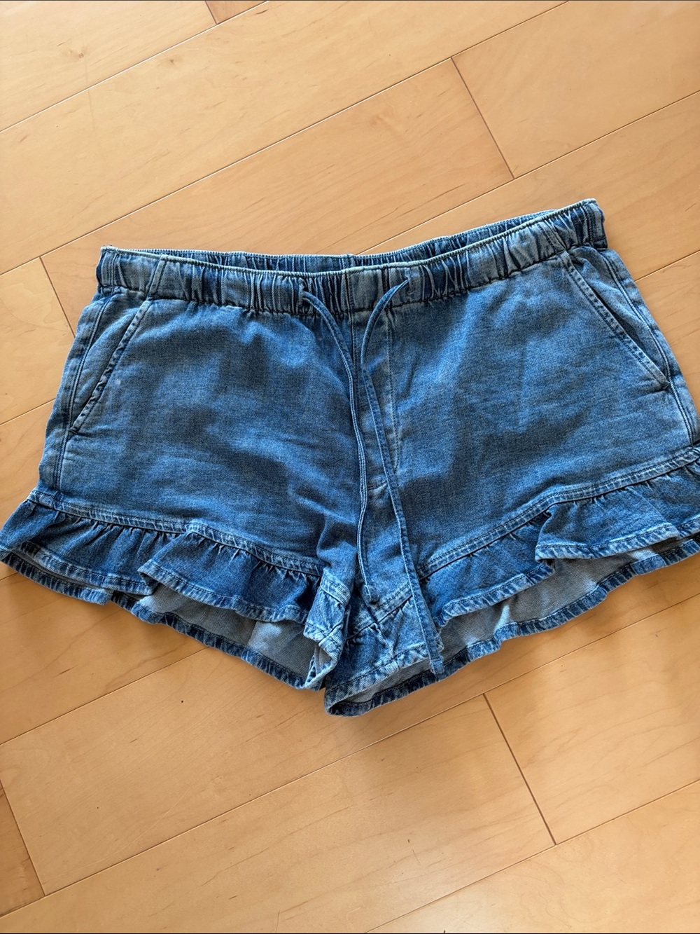 American Eagle Outfitters Blue Ruffle-Hem Denim Shorts. Size Medium